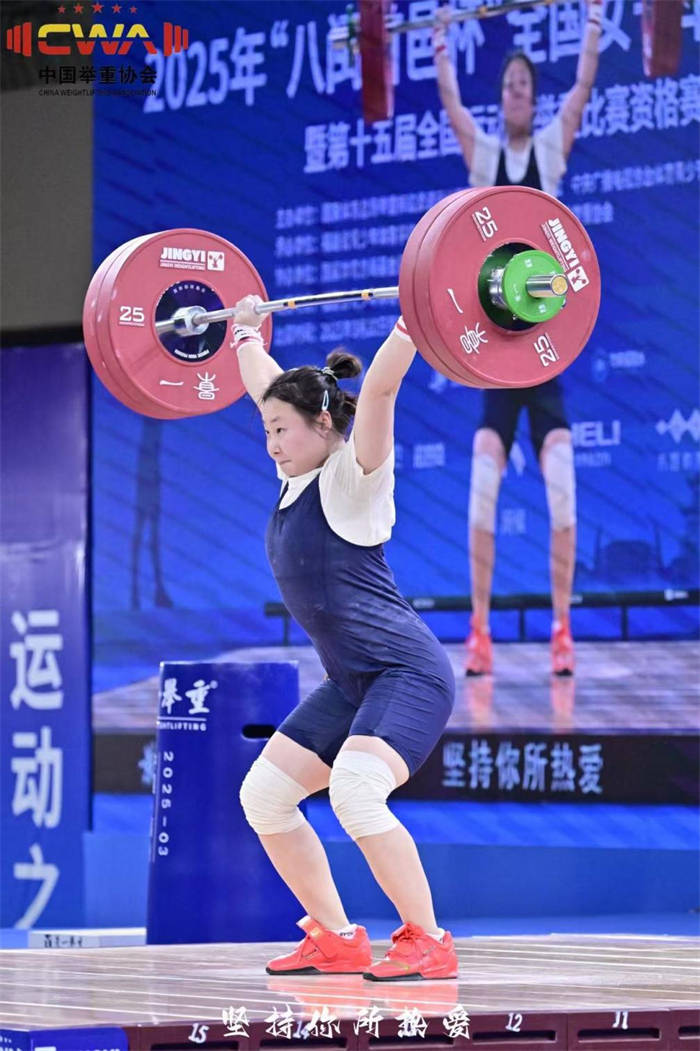 举重女子半决赛选手挑战极限