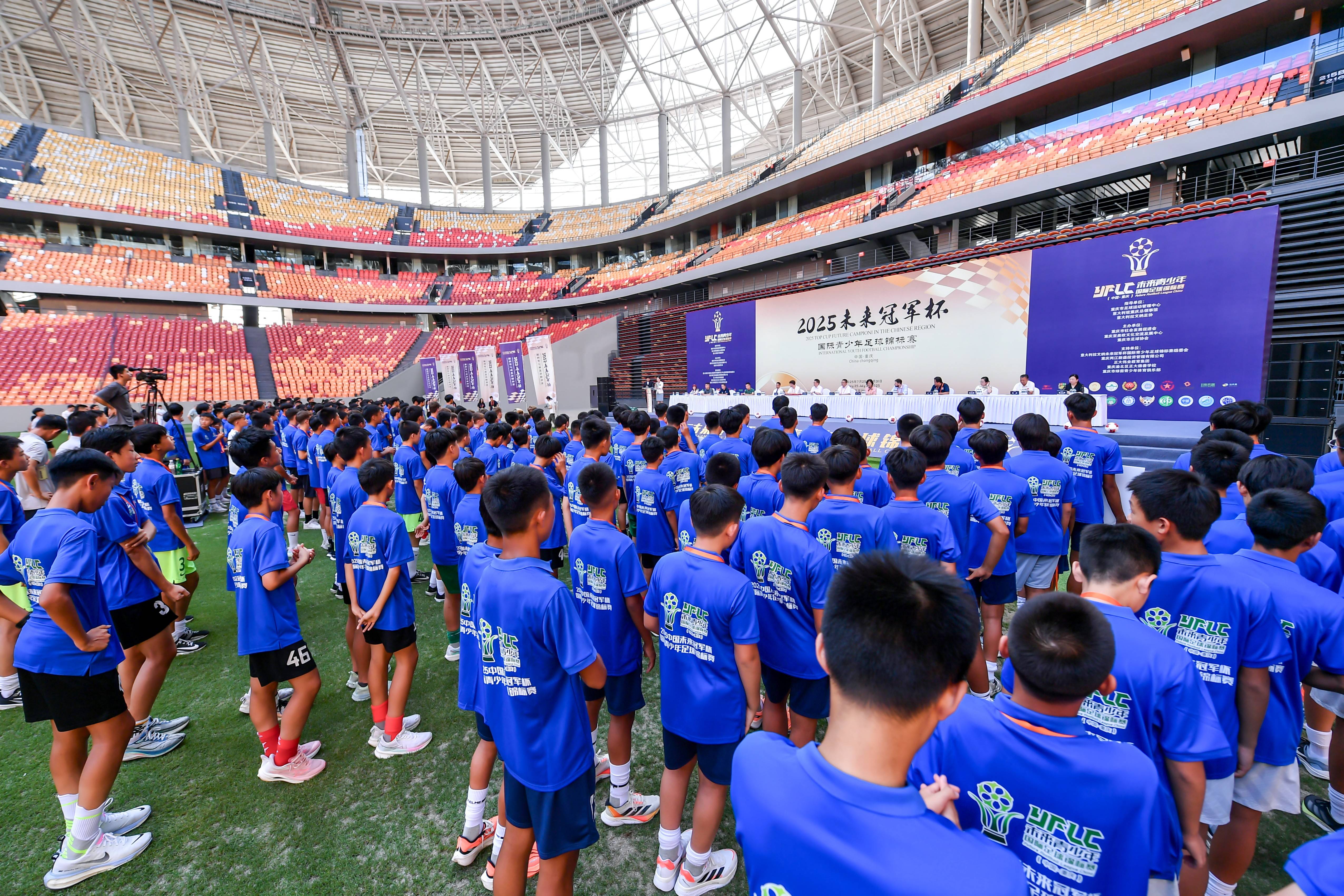 包含国际足坛焦点：两支劲旅将在球场上展开激烈争夺的词条