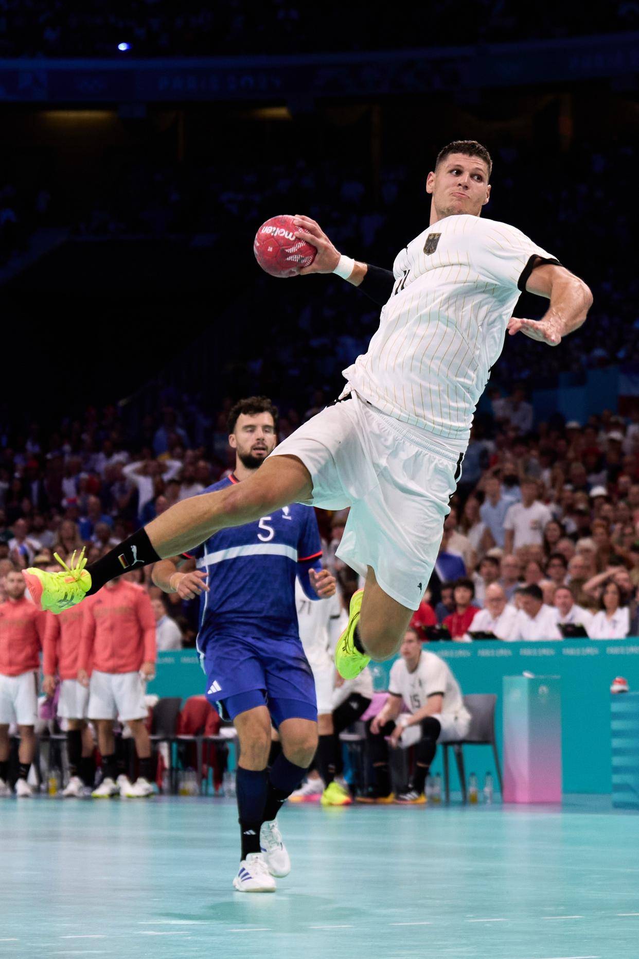 包含法国男子篮球队大放异彩，实力出众的词条