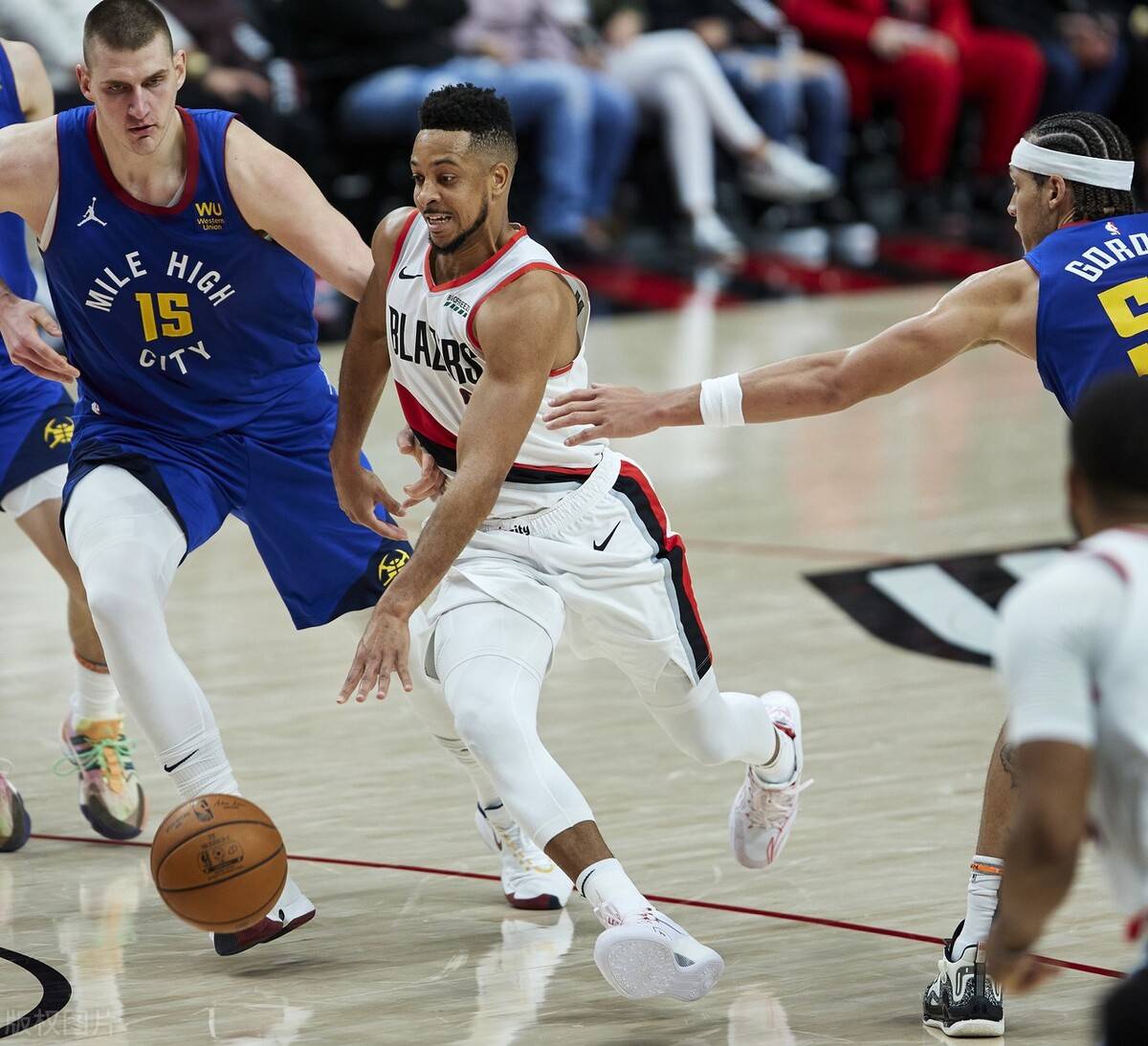 九游体育网页版登录入口-开拓者大胜黄蜂再次升至榜首