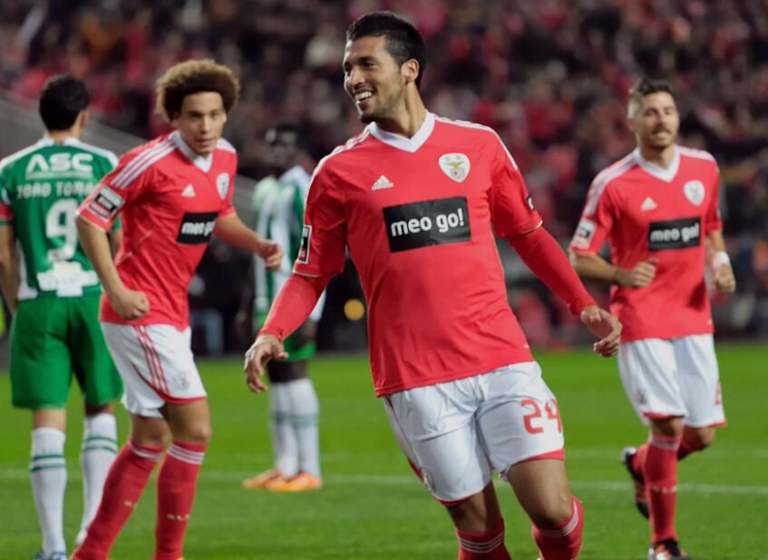 瓦朗谢纳球员团结合作，夺得法甲胜利