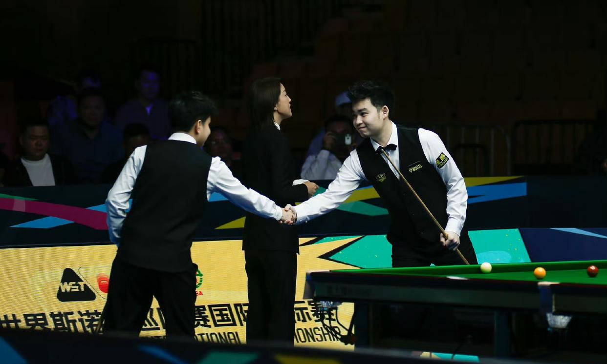 九游体育app-惊险逆转战胜对手，带队晋级下一轮